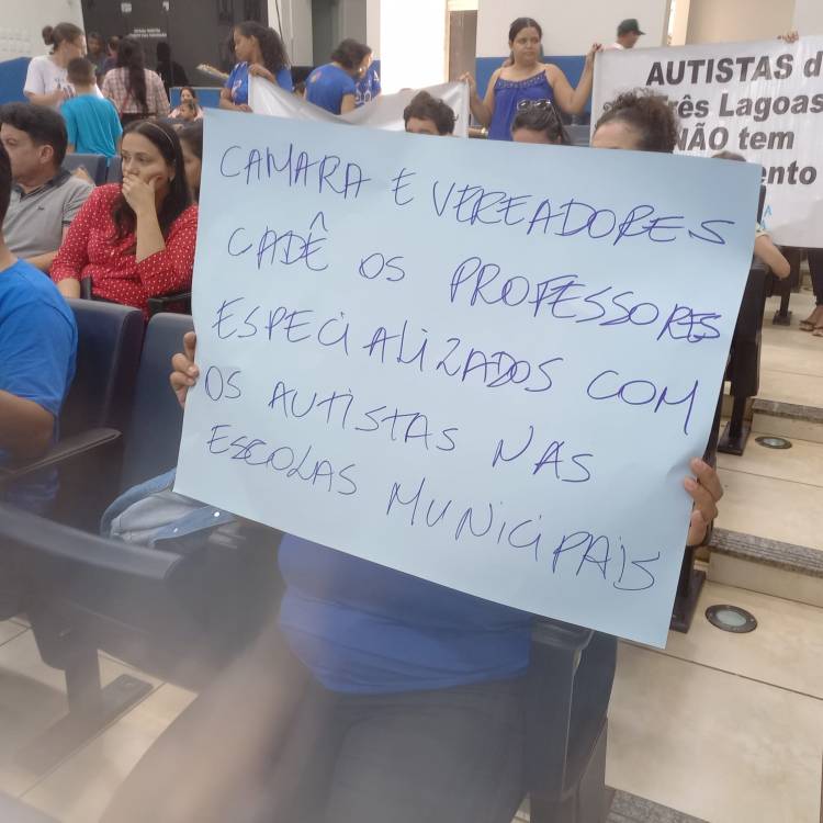 Representantes da Associação de Mães de Autistas (AMA) realiza manifestação na Câmara de Vereadores de Três Lagoas