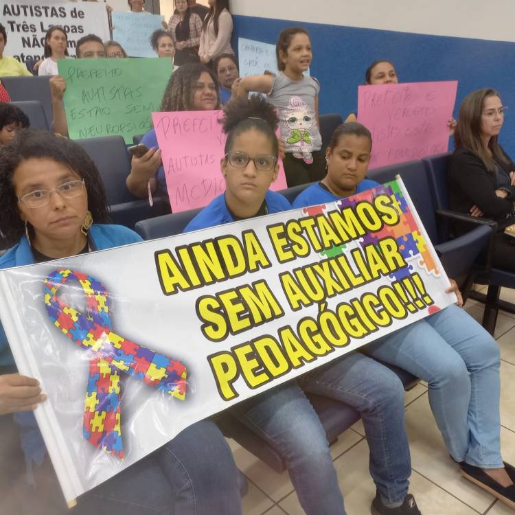 Representantes da Associação de Mães de Autistas (AMA) realiza manifestação na Câmara de Vereadores de Três Lagoas