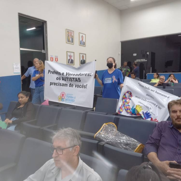 Representantes da Associação de Mães de Autistas (AMA) realiza manifestação na Câmara de Vereadores de Três Lagoas