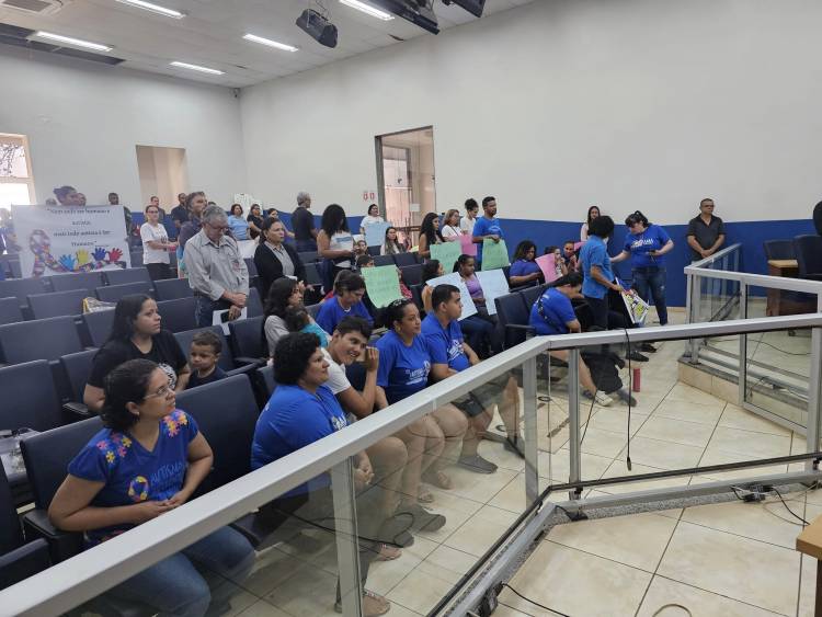 Representantes da Associação de Mães de Autistas (AMA) realiza manifestação na Câmara de Vereadores de Três Lagoas