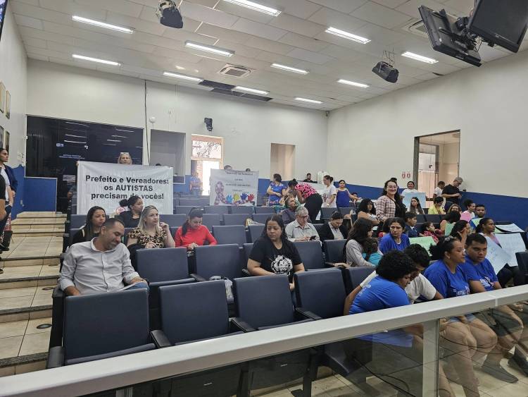 Representantes da Associação de Mães de Autistas (AMA) realiza manifestação na Câmara de Vereadores de Três Lagoas