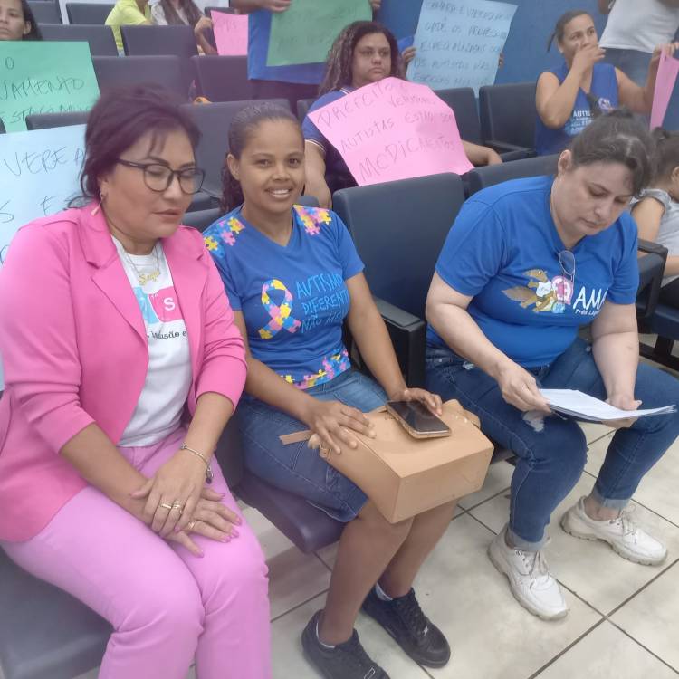 Representantes da Associação de Mães de Autistas (AMA) realiza manifestação na Câmara de Vereadores de Três Lagoas