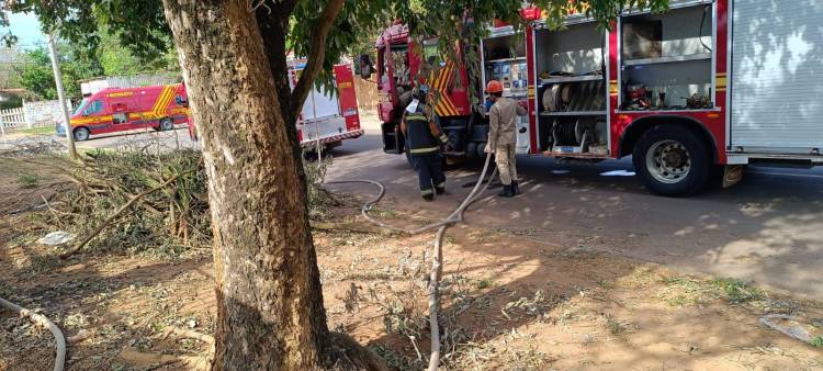 5º GB atendende ocorrência de incêndio na rua apolinário