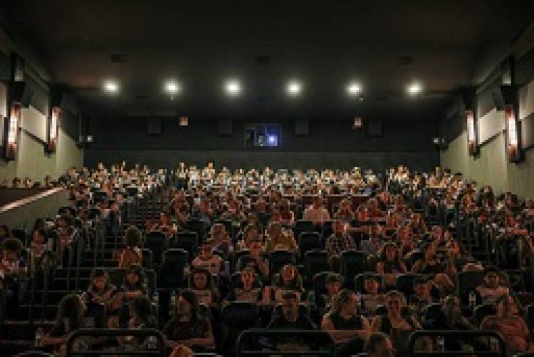No Dia do Surdo, crianças da rede municipal participam de estreia no cinema