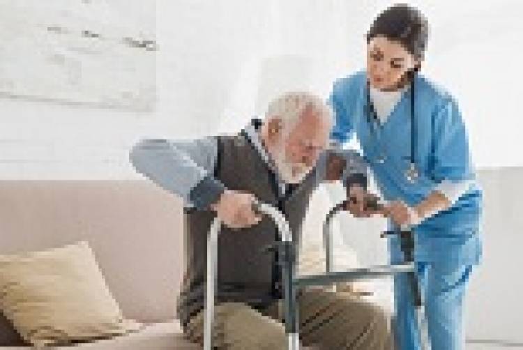 Projeto cria auxílio-cuidador para pessoa idosa ou com deficiência que precise de cuidados de terceiros  Fonte: Agência Câmara de Notícias