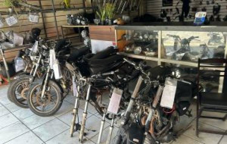 Apreensão de 28 mil peças ilegais de motos leva à prisão de três por receptação