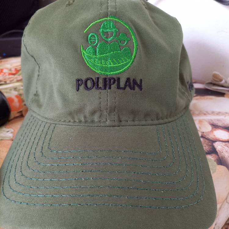  Poliplan Construtora e Incorporadora presenteia amigos e clientes com boné personalizado