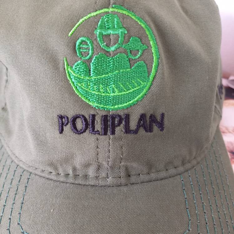  Poliplan Construtora e Incorporadora presenteia amigos e clientes com boné personalizado