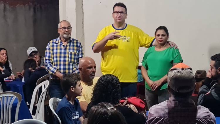 Dr. Ruy Costa pré candidato a prefeito participa de reunião com moradores na residência da pré candidata a vereadora Elida Silva