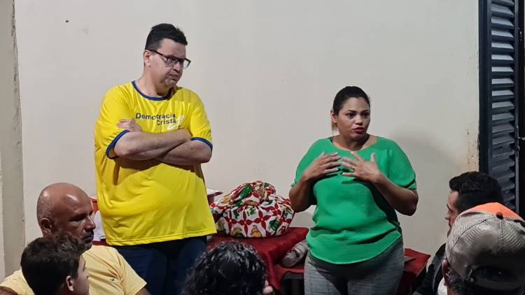 Dr. Ruy Costa pré candidato a prefeito participa de reunião com moradores na residência da pré candidata a vereadora Elida Silva