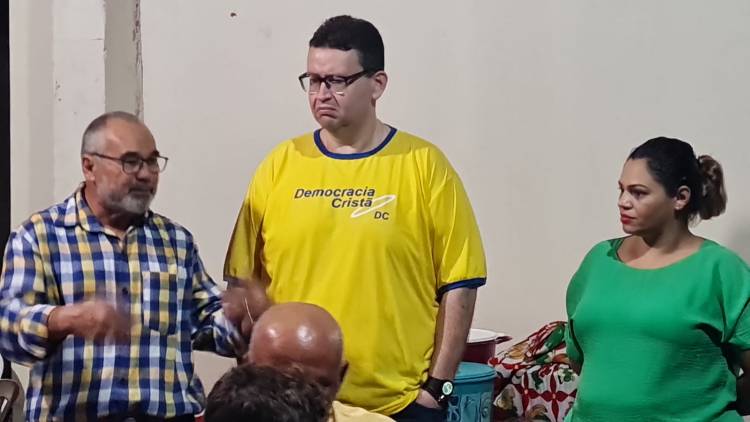 Dr. Ruy Costa pré candidato a prefeito participa de reunião com moradores na residência da pré candidata a vereadora Elida Silva