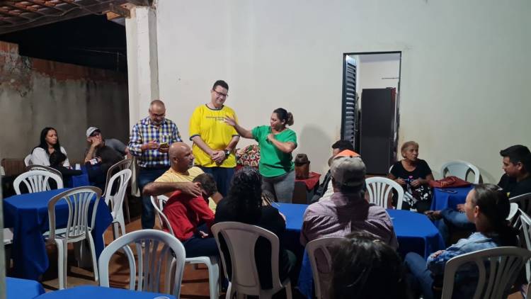 Dr. Ruy Costa pré candidato a prefeito participa de reunião com moradores na residência da pré candidata a vereadora Elida Silva