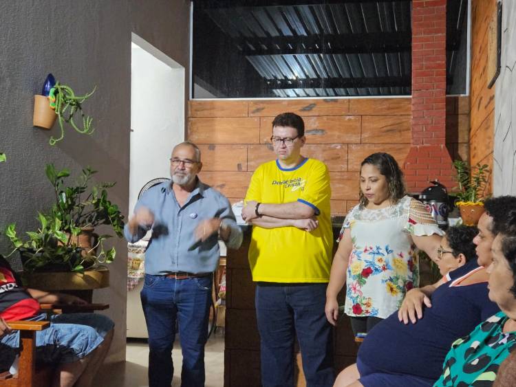 Dr. Ruy Costa visita Pré Candidata a Vereadora Juliana Louveira e amigos no Parque São Carlos