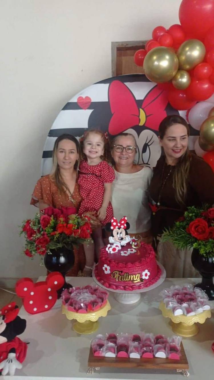 Fatima completa  três anos e recebe mega festa