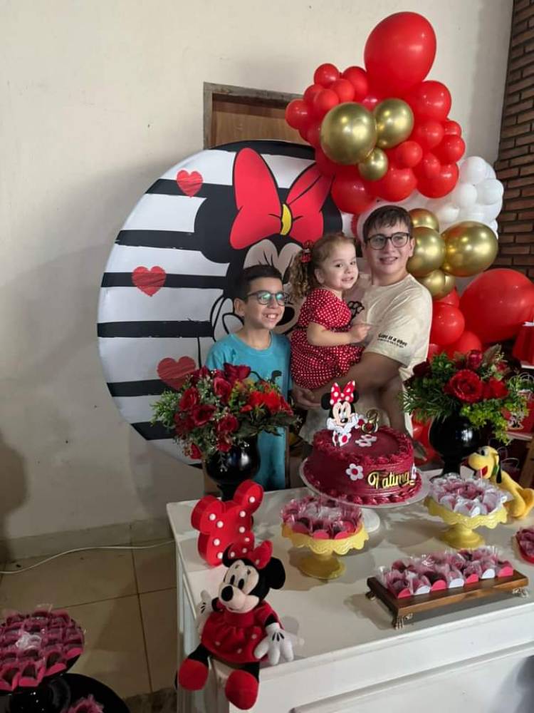 Fatima completa  três anos e recebe mega festa