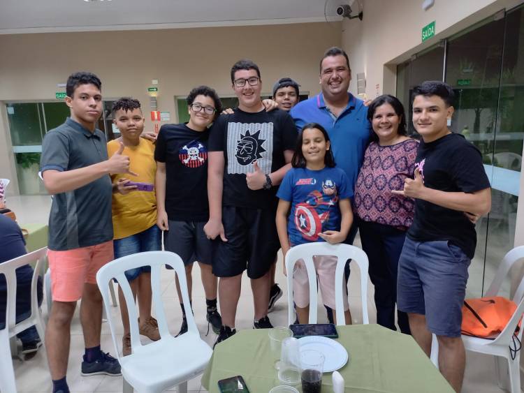 Familiares e amigos comemoram os 15 anos de Robertinho Costa