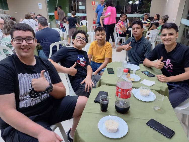 Familiares e amigos comemoram os 15 anos de Robertinho Costa