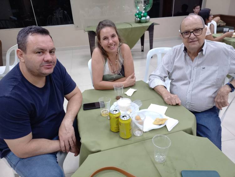 Familiares e amigos comemoram os 15 anos de Robertinho Costa