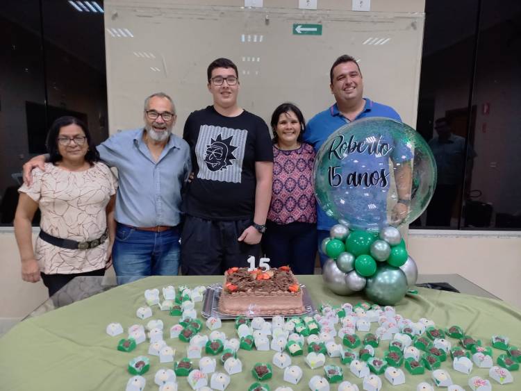Familiares e amigos comemoram os 15 anos de Robertinho Costa