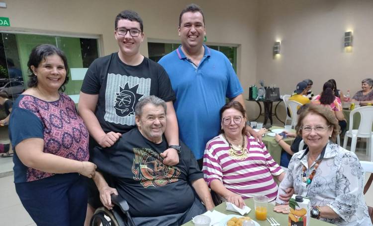 Familiares e amigos comemoram os 15 anos de Robertinho Costa