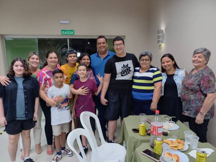 Familiares e amigos comemoram os 15 anos de Robertinho Costa