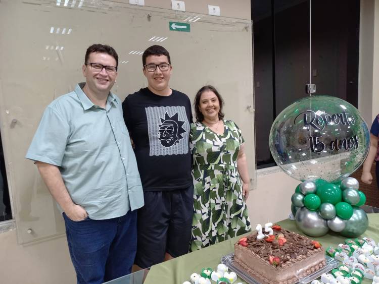 Familiares e amigos comemoram os 15 anos de Robertinho Costa
