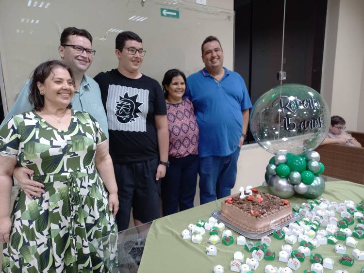 Familiares e amigos comemoram os 15 anos de Robertinho Costa