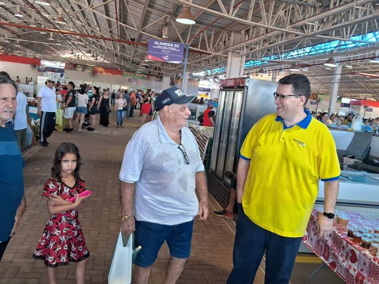 Pré-candidato Dr. Ruy Costa visita feira central e conversa com a população