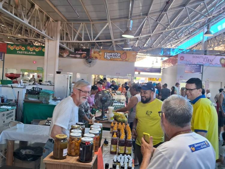 Pré-candidato Dr. Ruy Costa visita feira central e conversa com a população