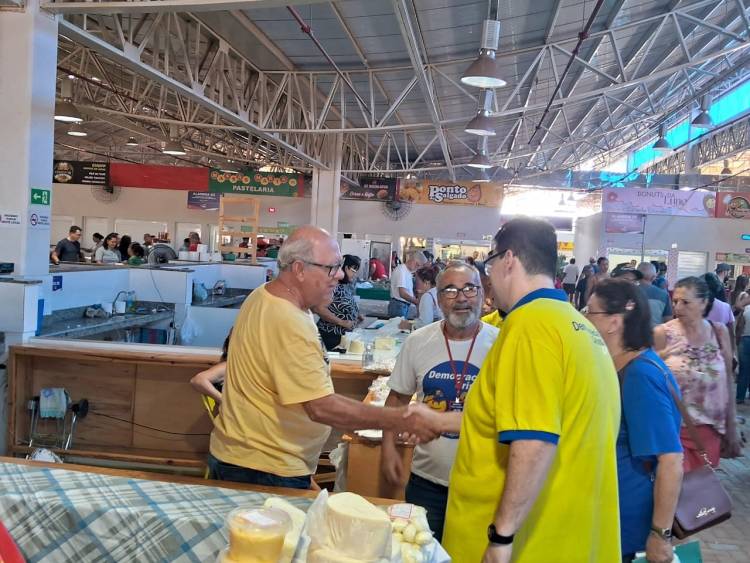 Pré-candidato Dr. Ruy Costa visita feira central e conversa com a população