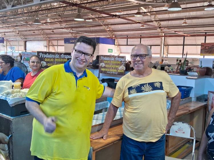 Pré-candidato Dr. Ruy Costa visita feira central e conversa com a população