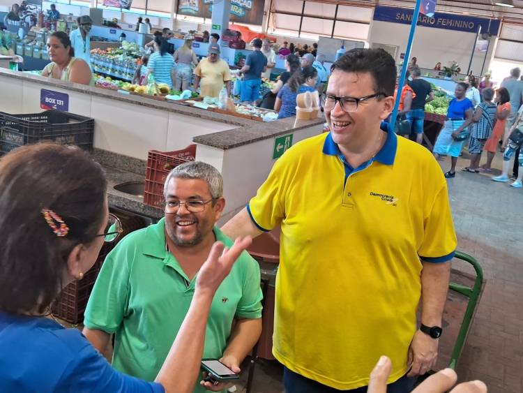 Pré-candidato Dr. Ruy Costa visita feira central e conversa com a população