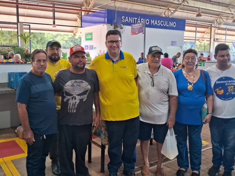 Pré-candidato Dr. Ruy Costa visita feira central e conversa com a população