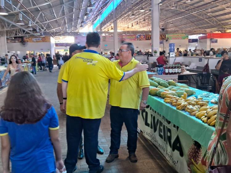 Pré-candidato Dr. Ruy Costa visita feira central e conversa com a população