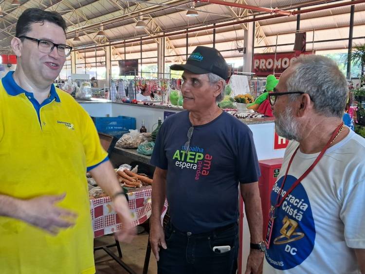 Pré-candidato Dr. Ruy Costa visita feira central e conversa com a população