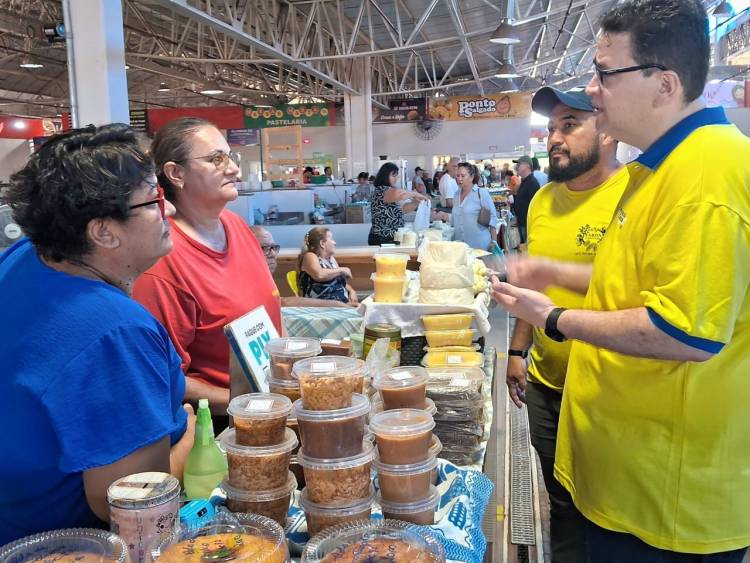 Pré-candidato Dr. Ruy Costa visita feira central e conversa com a população