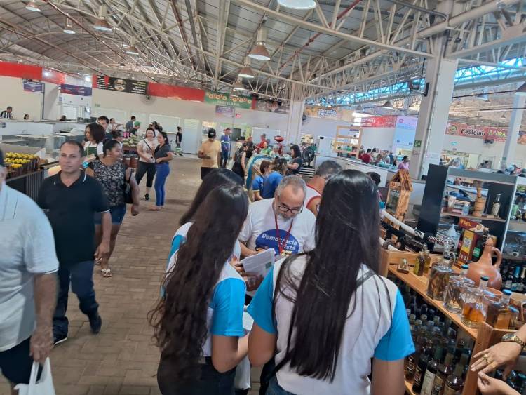 Pré-candidato Dr. Ruy Costa visita feira central e conversa com a população