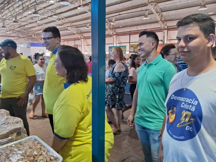 Pré-candidato Dr. Ruy Costa visita feira central e conversa com a população