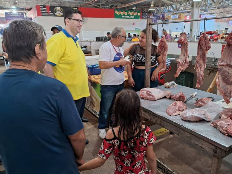 Pré-candidato Dr. Ruy Costa visita feira central e conversa com a população