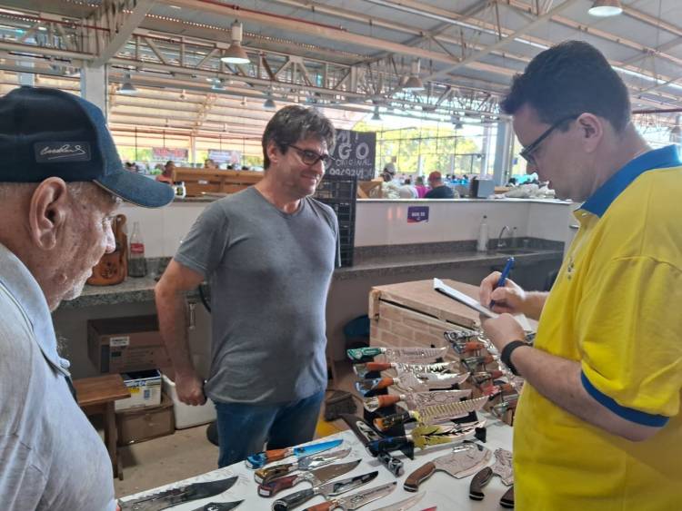 Pré-candidato Dr. Ruy Costa visita feira central e conversa com a população