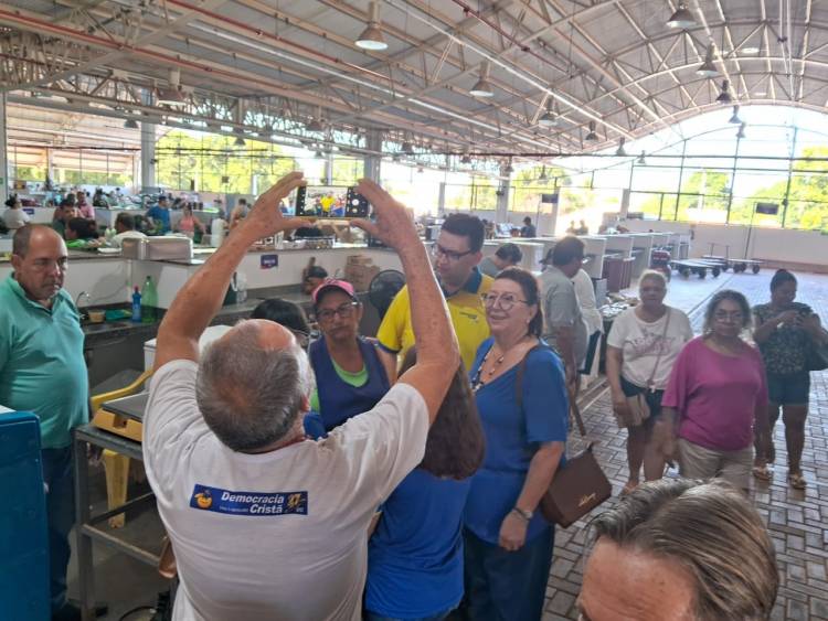 Pré-candidato Dr. Ruy Costa visita feira central e conversa com a população