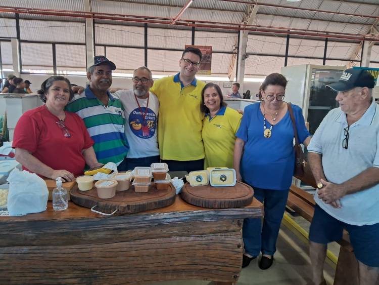 Pré-candidato Dr. Ruy Costa visita feira central e conversa com a população