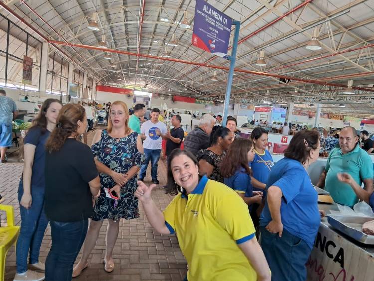 Pré-candidato Dr. Ruy Costa visita feira central e conversa com a população