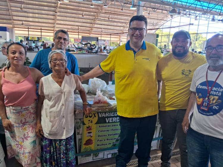 Pré-candidato Dr. Ruy Costa visita feira central e conversa com a população