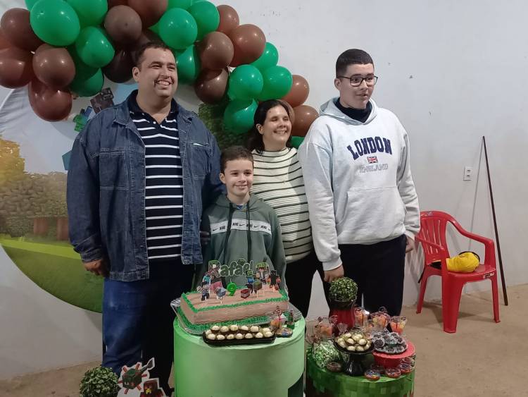Rafinha ganha festa " MINECRAFT” no aniversário de 09 anos 