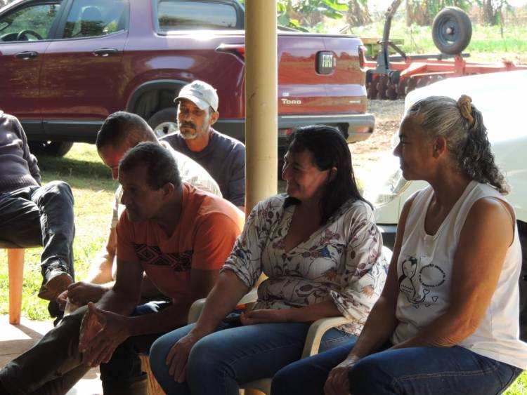 Os pré-candidatos do PSTU à Prefeitura de Três Lagoas, Professor Vitor, e à Câmara Municipal, Rinaldo Prassa e Marli, visitam Assentamento 20 de Março,