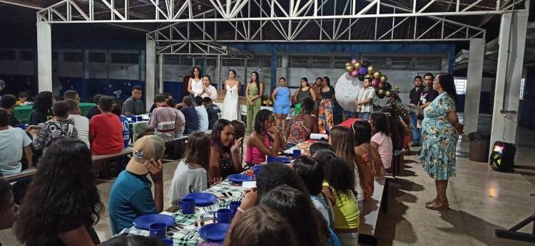 Escola municipal Parque São Carlos realiza cerimônias de formatura para estudantes