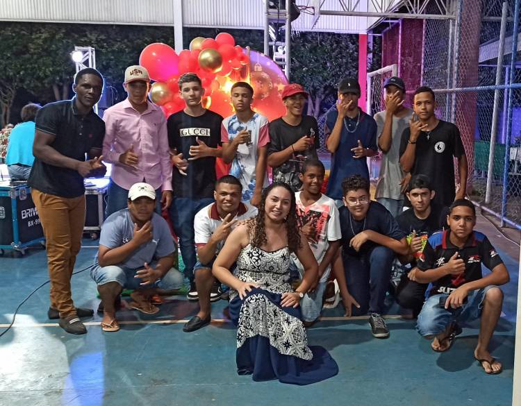Escola municipal Parque São Carlos realiza cerimônias de formatura para estudantes