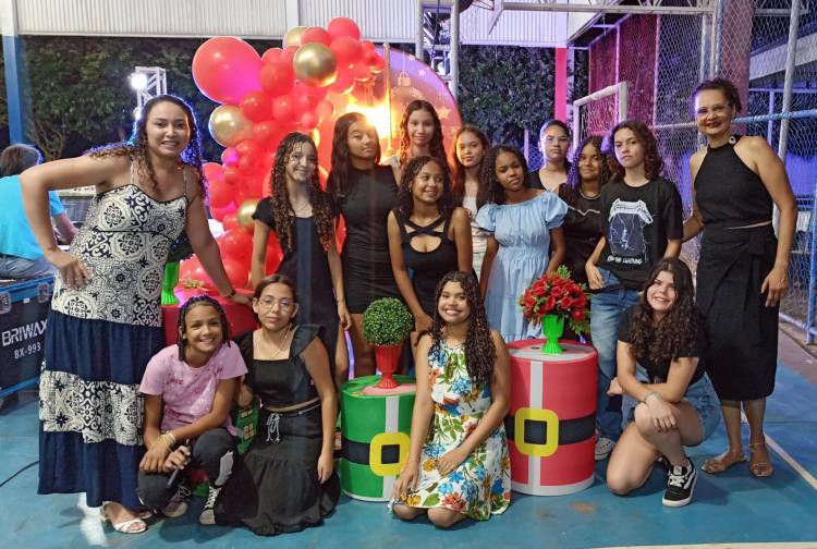 Escola municipal Parque São Carlos realiza cerimônias de formatura para estudantes