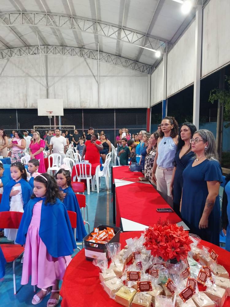 Escola municipal Parque São Carlos realiza cerimônias de formatura para estudantes